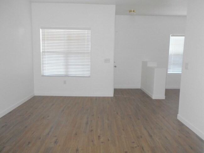 Building Photo - Charming 2 Bedroom, 2 Bathroom Home!