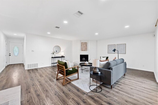 Building Photo - 6900 Lunar Dr