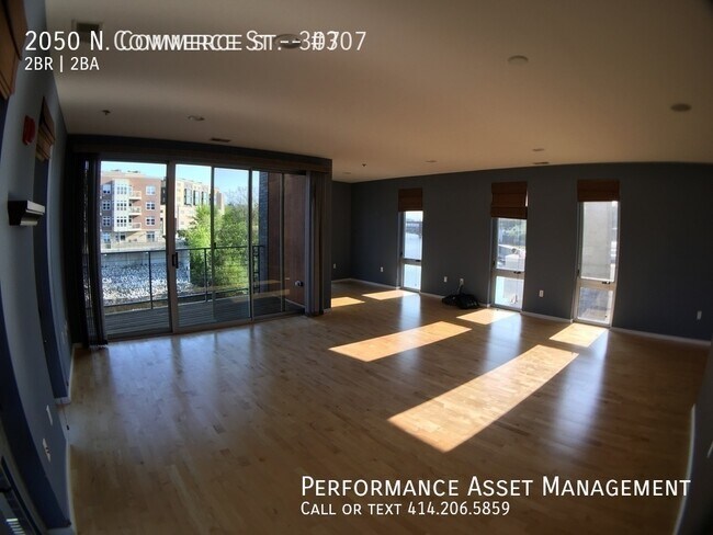 Foto del edificio - Stunning 2BED+DEN/2BATH Lower Eastside Condo