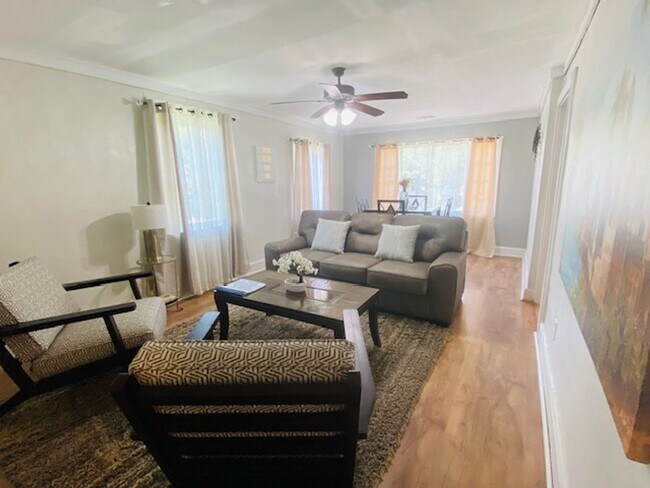 Foto del edificio - 3 bedrooms /2 bathrooms