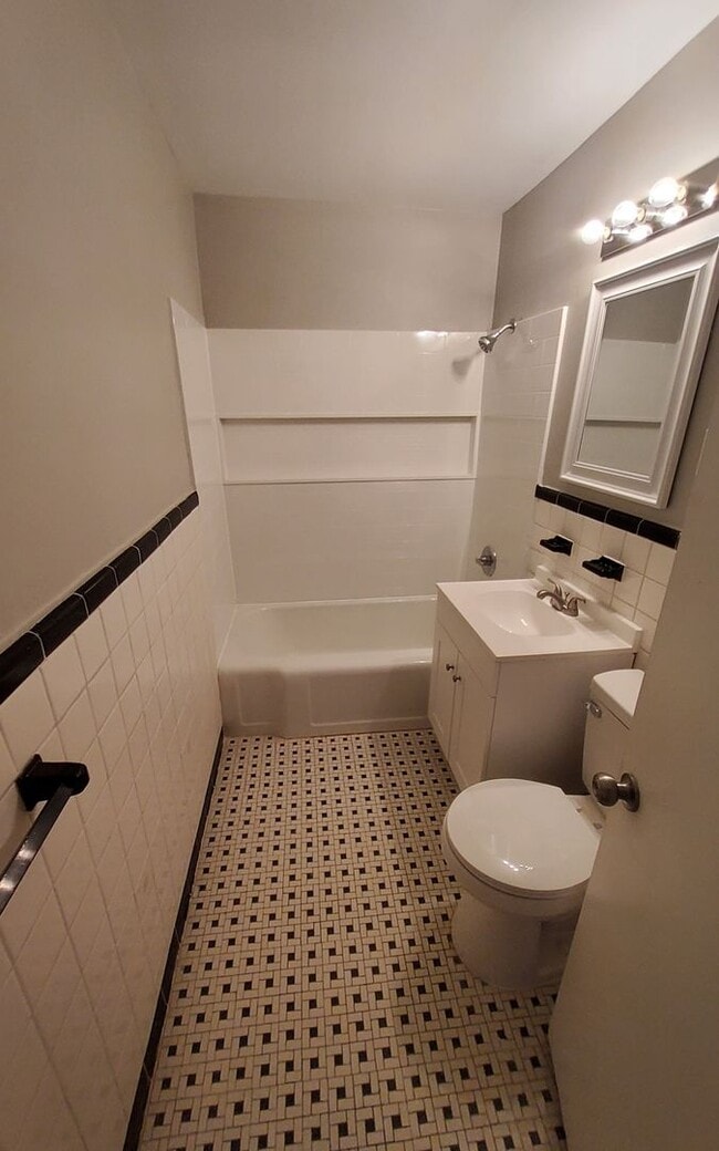 Building Photo - 1336 Oak Ridge Dr