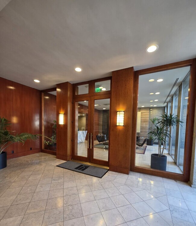 Entrada de conserjería - 800 W 1st St