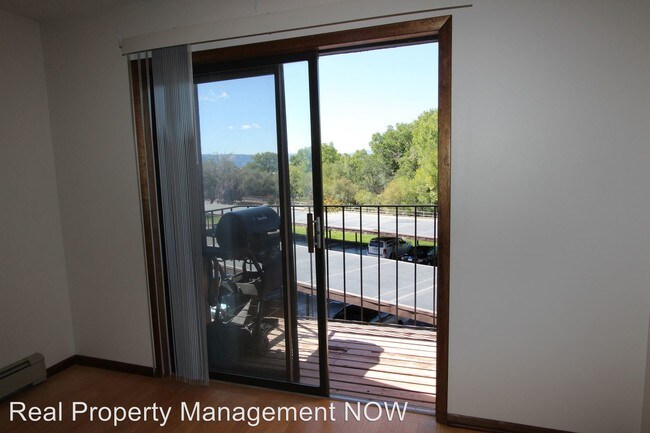 Foto del edificio - 3233 Lakeside Dr