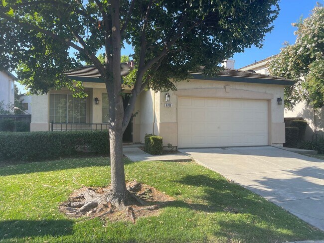 Building Photo - Very nice 3br/2ba in Gated Community