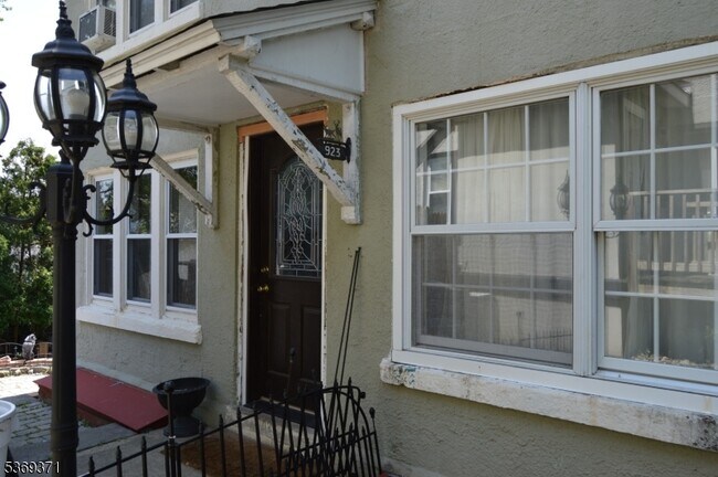 Foto del edificio - 923 Hillside Rd