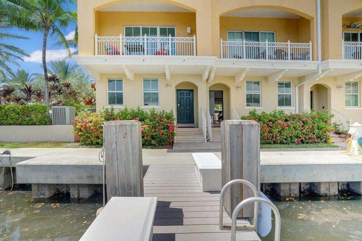 675 Casa Loma Blvd, Boynton Beach, FL 33435 Townhome Rentals in