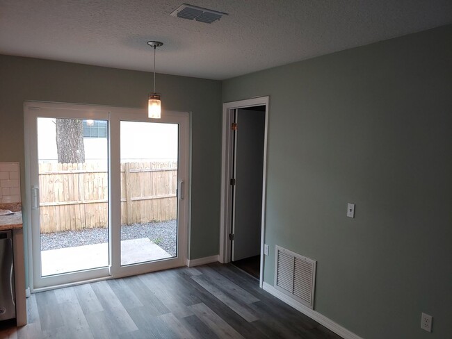 Building Photo - Come enjoy living in this recently renovat...