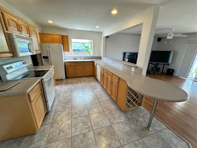 Foto del edificio - Large 3BD/2BA w/ Private Backyard!