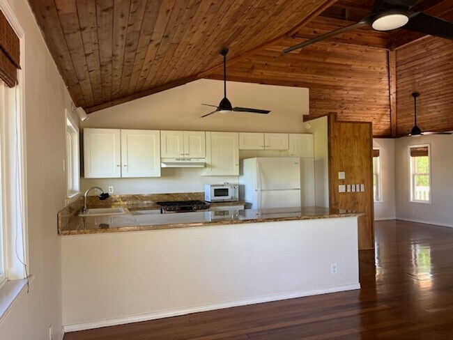 Foto del edificio - 3 Bedroom / 3 Bath Home with Ocean Views and World Class Surfing on Ali'i Dr