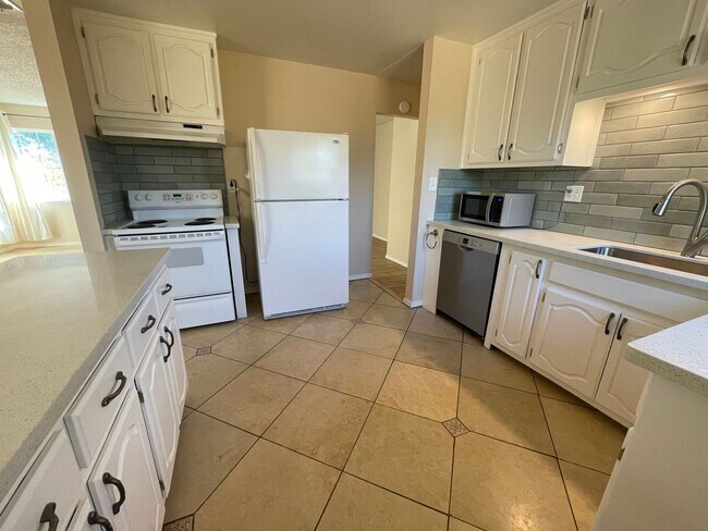 Foto del edificio - Charming 3-Bedroom Home with Fresh Interio...