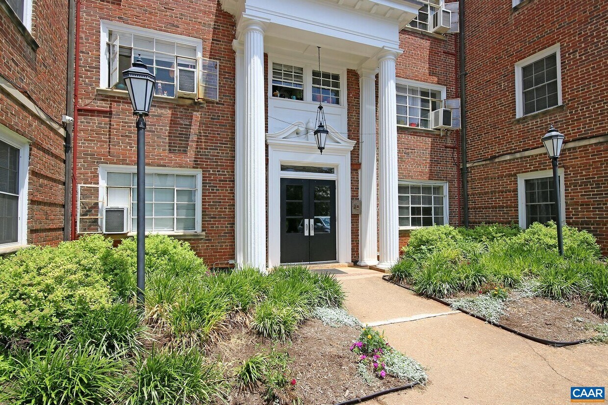32 University Cir Unit 102, Charlottesville, VA 22903 Room for Rent