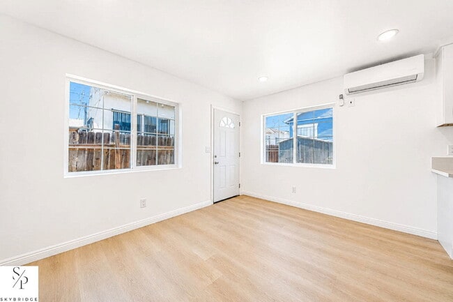 Building Photo - Bright 1BR in Los Angeles — Cozy, Convenient City Living