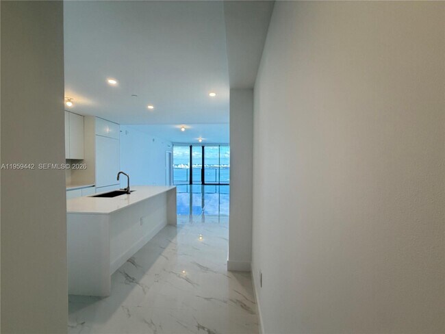 Foto del edificio - 700 NE 24th St
