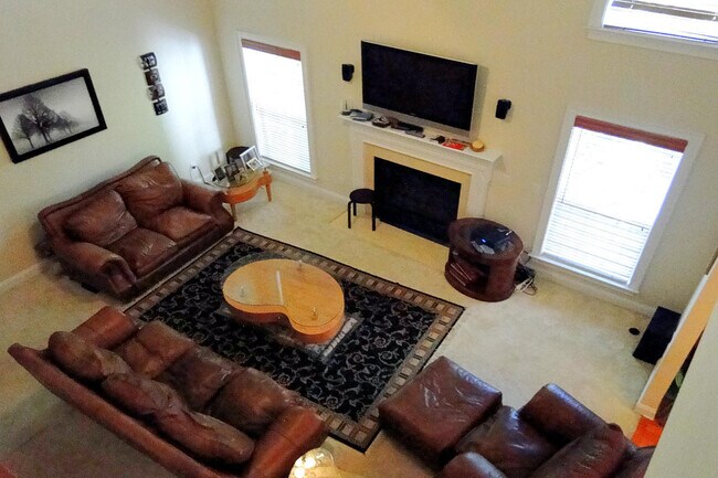 Building Photo - Spacious with Large Basement 5 Bedroom, 4 ...
