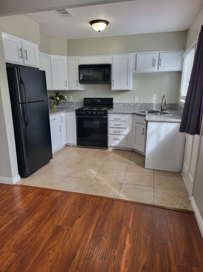 Building Photo - El Cajon Classic 2 bedroom 1 bath updated ...