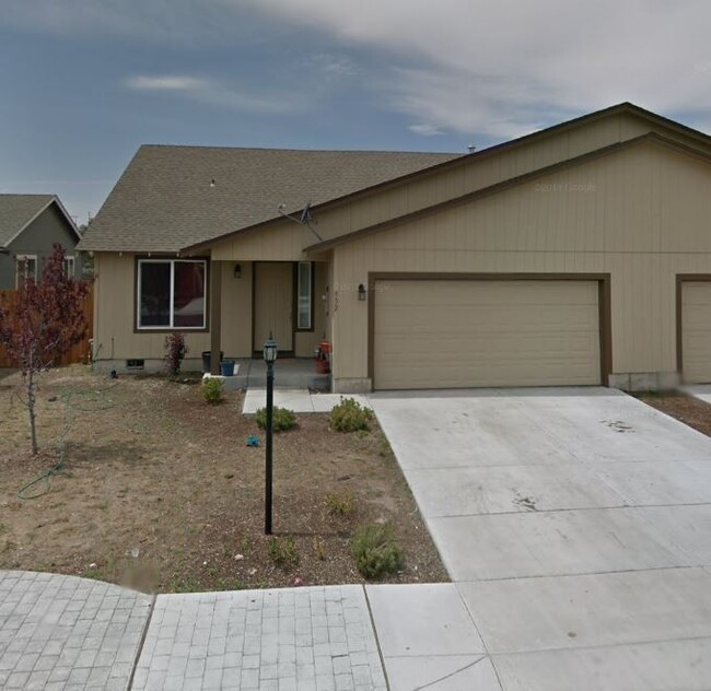 Foto del edificio - Madras Home in Strawberry Heights For Rent