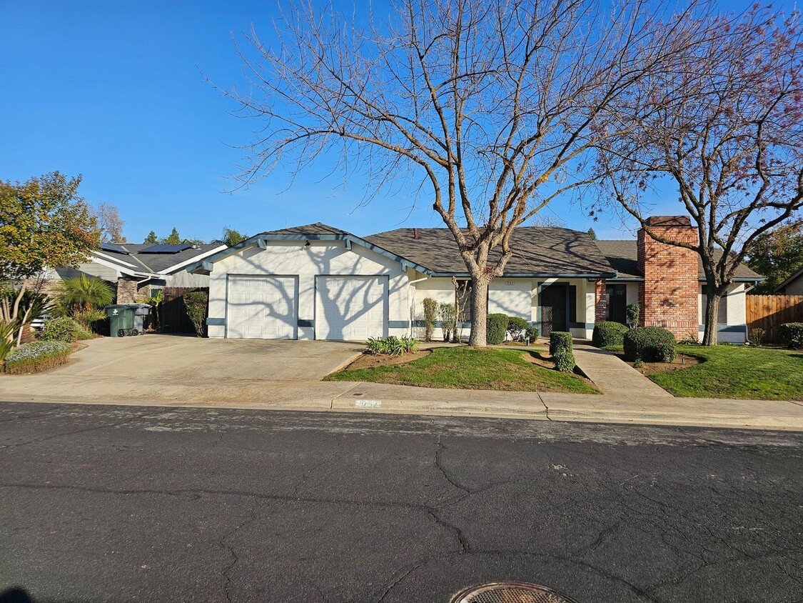 Foto principal - Cute and updated Clovis home offering wond...