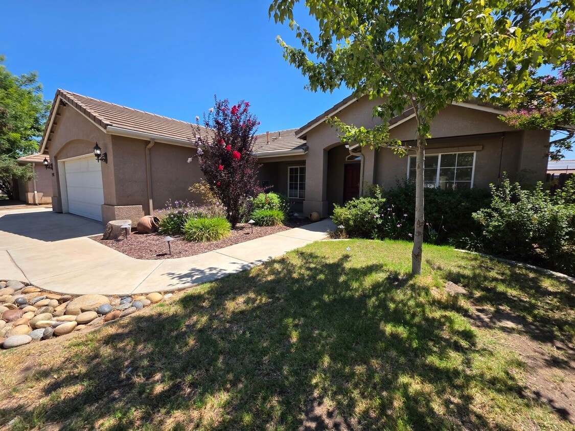 Building Photo - 4 bedroom 2 bathroom in NW Visalia!