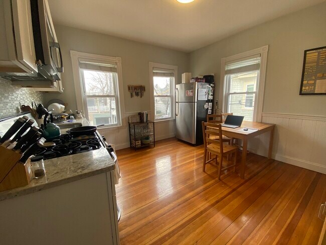 Building Photo - 410 Medford St