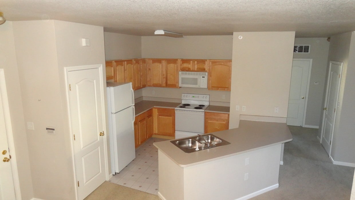 overview of kitchen area - 12820 University Crescent