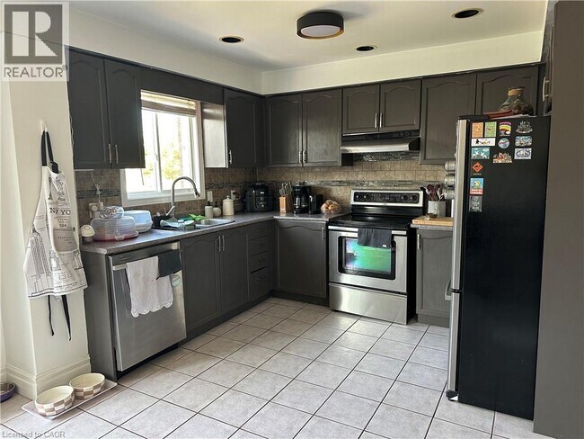 Building Photo - 33 Vineberg Dr