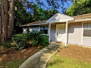 Building Photo - 905 Tomahawk Ct