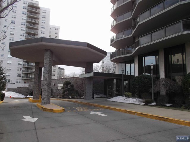 Building Photo - 2100 Linwood Ave