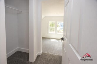 Building Photo - 542 NE Brazee St