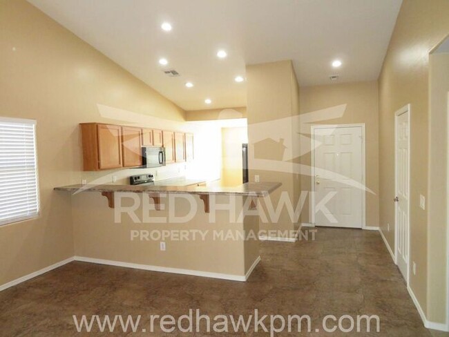 Building Photo - Gorgeous Three Bedroom, Two Bathroom Roger...