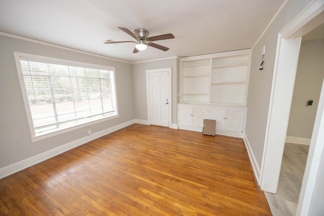 Foto del edificio - 2058 Woodley Rd