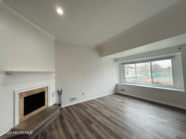 Building Photo - 211 Clubhouse Dr
