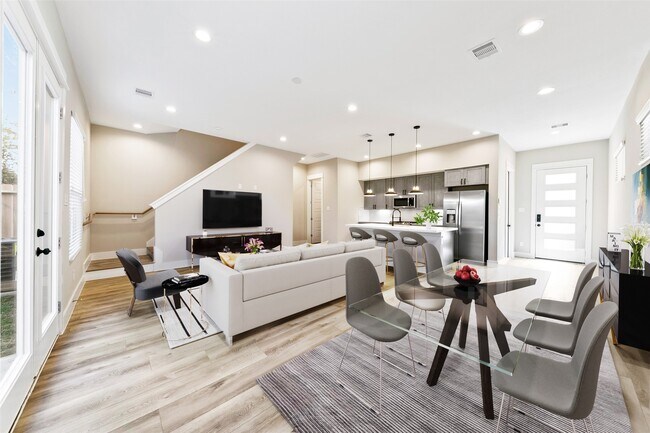 Foto del edificio - 5214 Pinemont Creek Ln