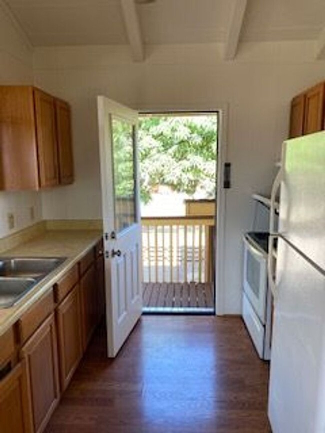 Building Photo - 2 bedroom 1 bath single family cottage in ...