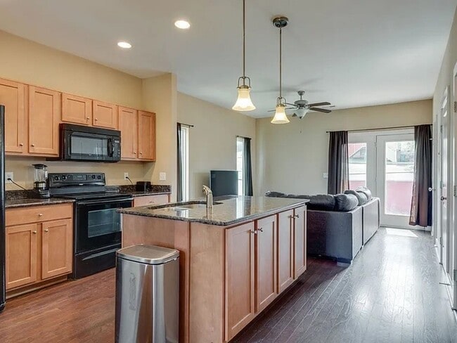 Building Photo - 3 Bed 2.5 Bath Luxury Townhome
