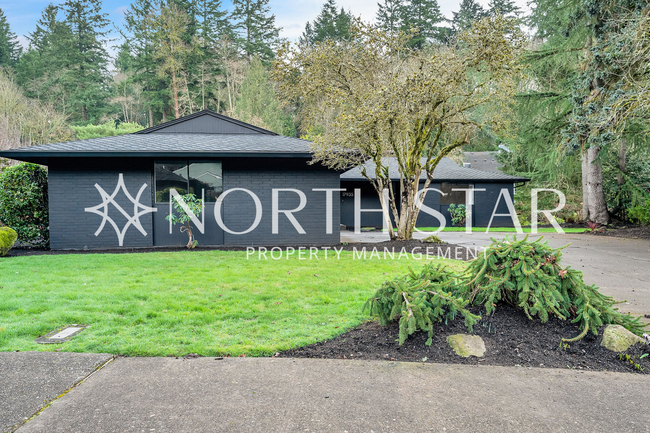 Foto del edificio - Modern Ranch Remodel on Lake Oswego Canal