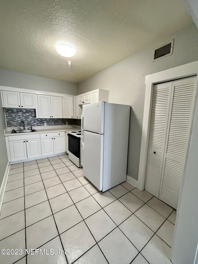 644 4th St S Unit 3, Saint Petersburg, FL 33701 Room for Rent in