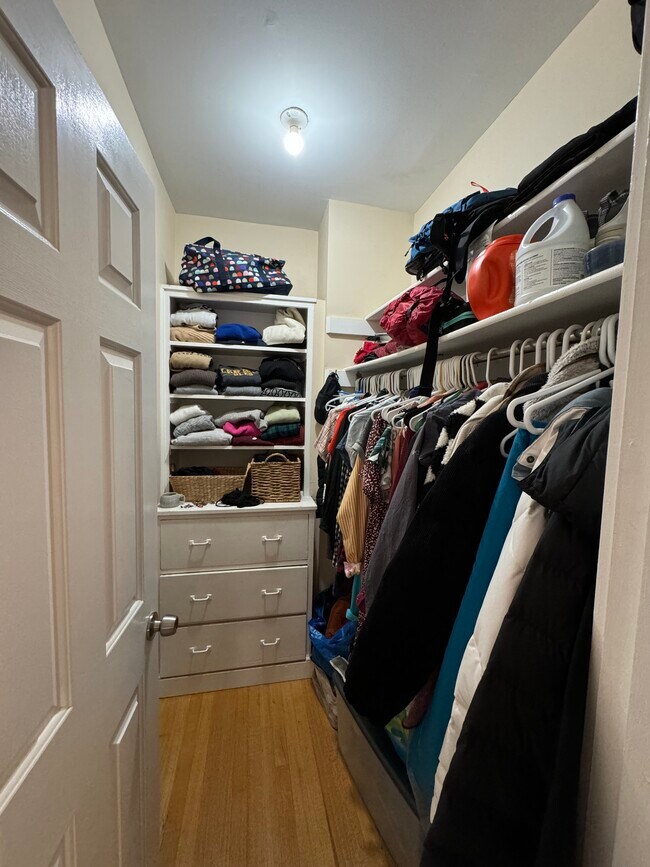 Vestidor - 29 S State St