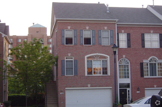 Building Photo - 1150 N Vernon St
