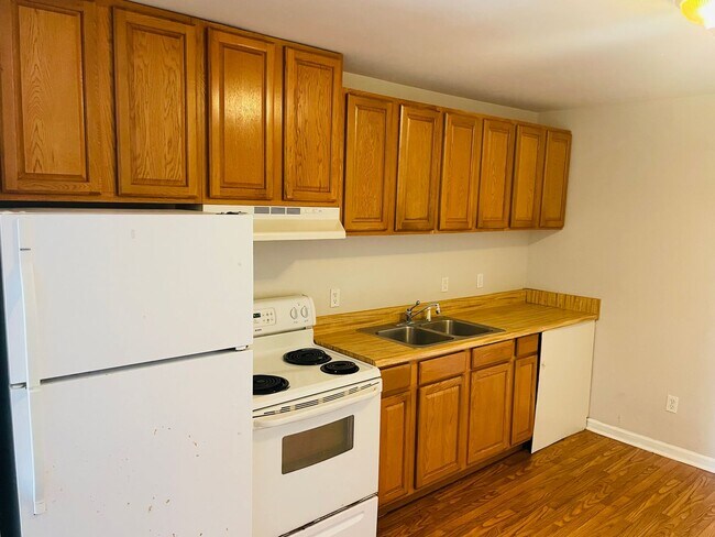 Building Photo - Well maintained duplex off Old Bainbridge