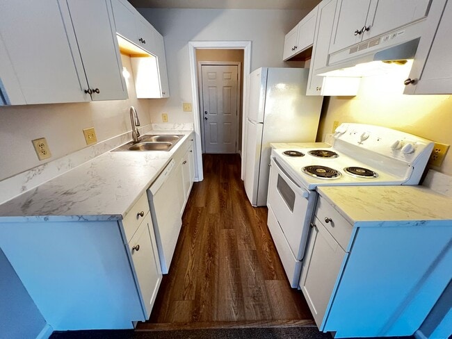 Building Photo - Unfurnished, One Bedroom, First Floor Condo in Myrtle Beach! Available Now!