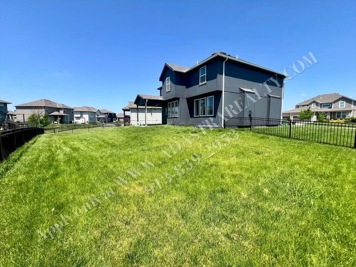 Foto principal - Beautiful 4 Bed 3.5 Bath Home in Olathe-Av...