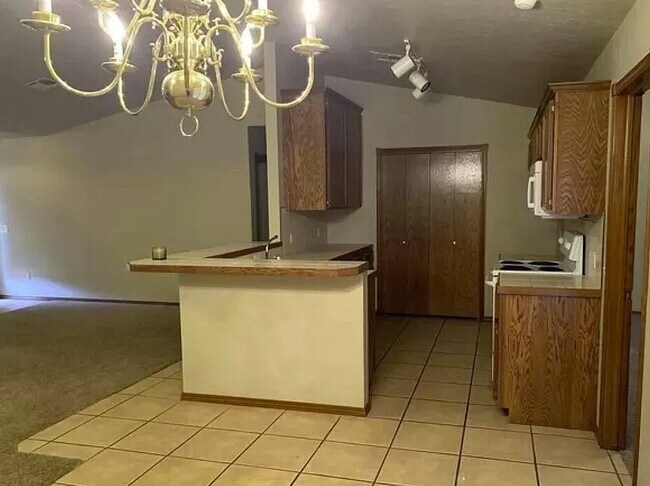 Building Photo - "Charming 3-Bed Duplex with Cozy Fireplace...