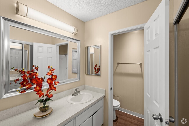 2BR, 2BA - 975SF2 - Baño principal - The Village at Granada Hills