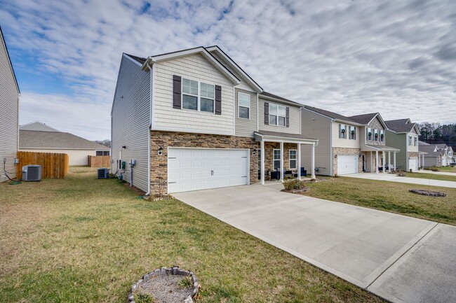 Building Photo - 4 bed/2.5 bath in Kingsport, TN