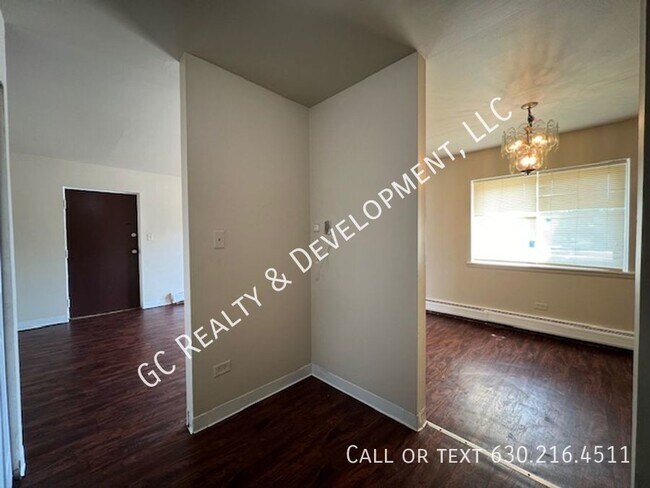 Foto del edificio - ***ADDISON LOCATION / 2 BDRM / HEAT INCLUD...