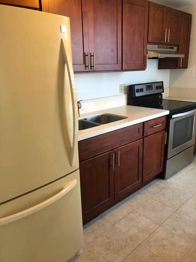 Building Photo - Punahou Royale, 1 bdrm, 1 bath, 1 pkg