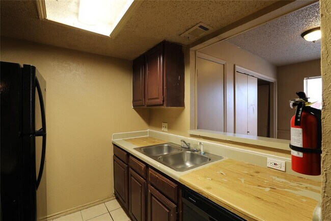 Foto del edificio - 8001 Rothington Rd
