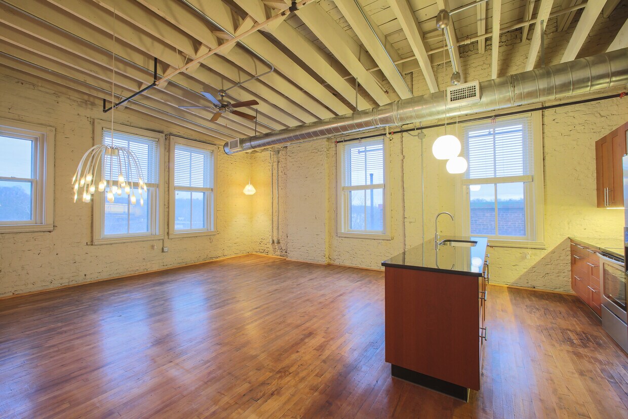 Primary Photo - 1300 Main St