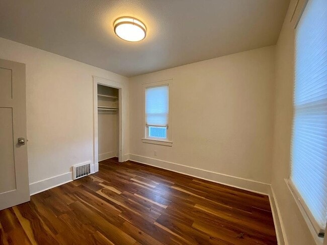 Building Photo - 1323 Park Ave