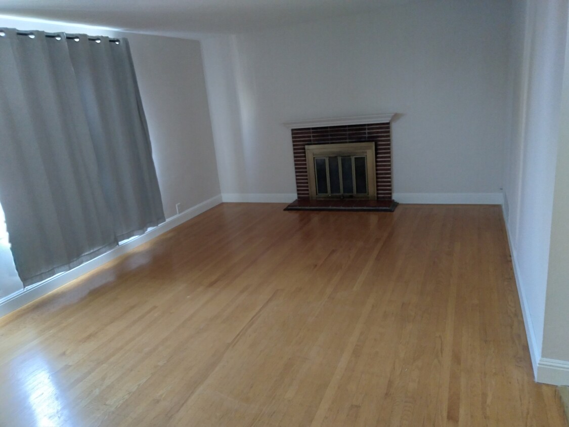 Sala de estar con chimenea - 2729 Webster St